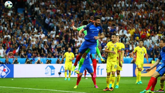 Olivier Giroud anota el primer gol de Francia.
