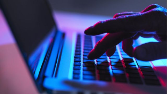 mano sobre teclado