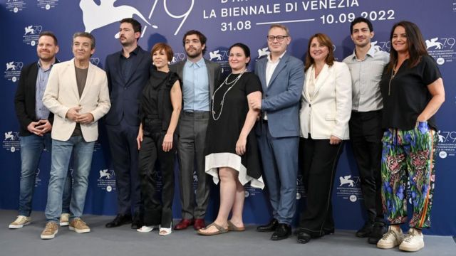 Santiago Mitre (terceiro a partir da esquerda) com o elenco do filme 'Argentina, 1985'