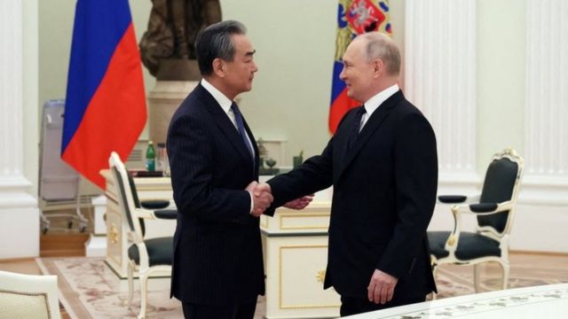 Vladimir Poutine reçoit Wang Yi à Moscou