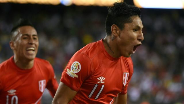 Raúl Ruidiaz celebra el polémico gol