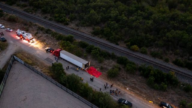 Texas'ta terk edilmiş bir kamyonun kasasında 46 düzensiz göçmen ölü bulundu