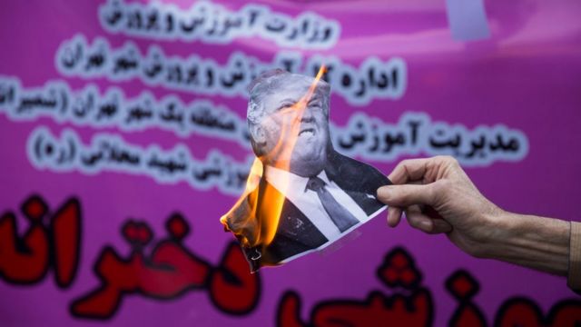 Quema de una fotografía de Donald Trump durante una manifestación en Teherán.