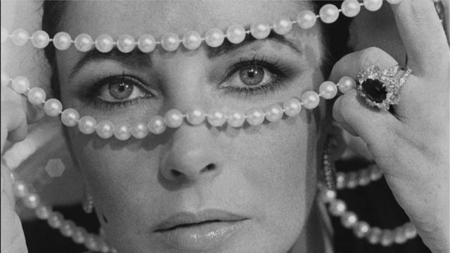 Elizabeth Taylor luciendo perlas