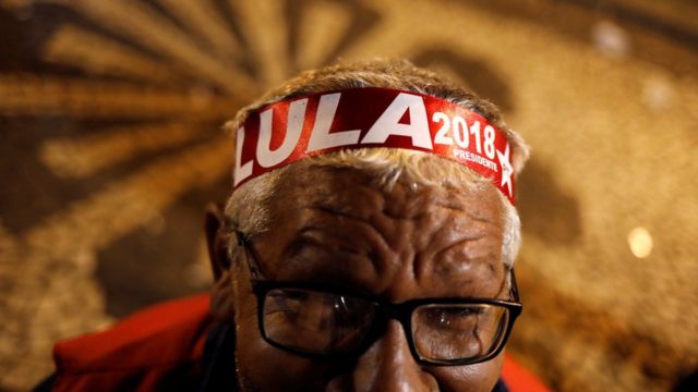 Hombre con vincha que dice: "Lula 2018".