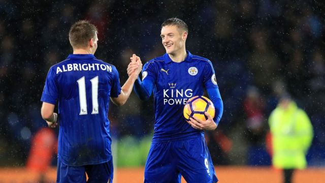 Jamie Vardy niwe yatahanye umupira wakinishijwe, nk'uko ari umugenzo iyo umukinyi yinjinje ibitsindo bitatu mu rukino rumwe (hat-trick)