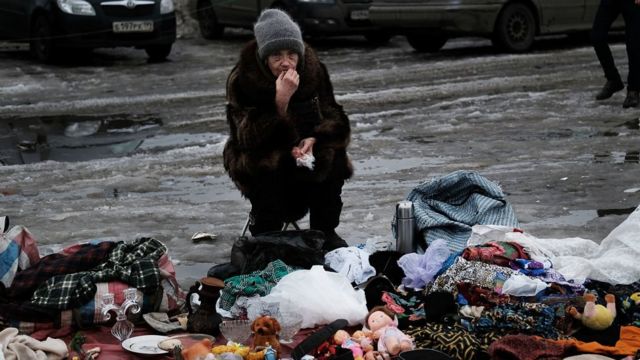Mujer pobre en Moscú vendiendo artículos personales