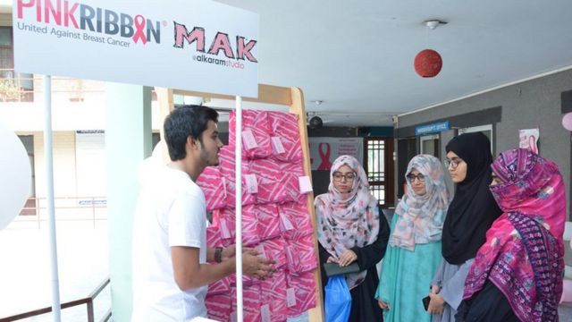 Campaña de Pink Ribbon en la Universidad de Punjab