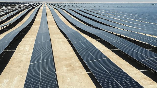 Paneles solares en la planta solar Al Kharsaah, en Qatar, 18 de octubre de 2022.