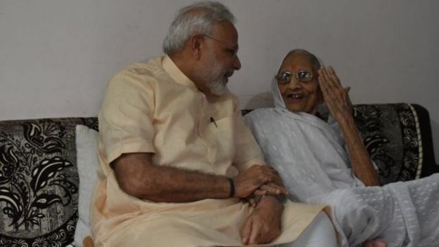 मोदी अपनी मां के साथ