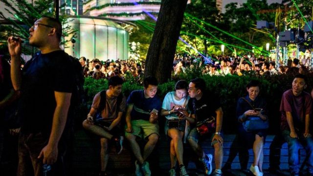 Pessoas na rua em Hong Kong