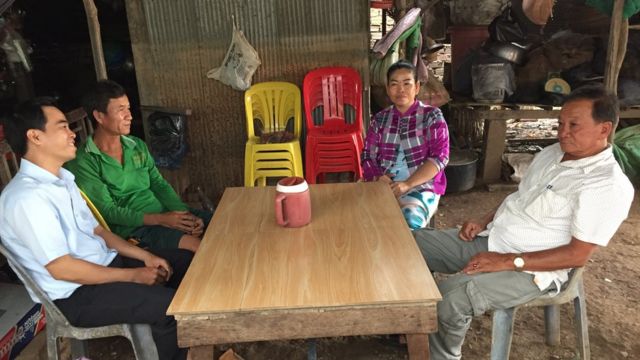 Thầy Nguyễn Văn Hào đi thăm một gia đình có con nghỉ học đi làm hương