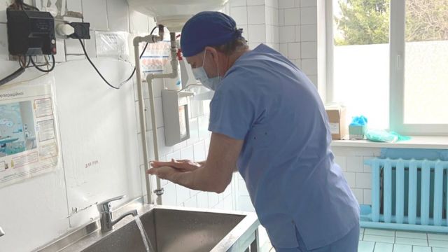 Dr. Munther Yaziji washes his hands