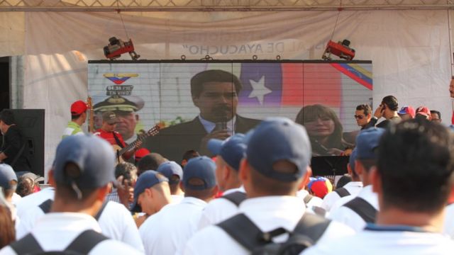 Imagem mostra o presidente da Venezuela em telão