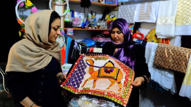 Afgan kadın satıcı