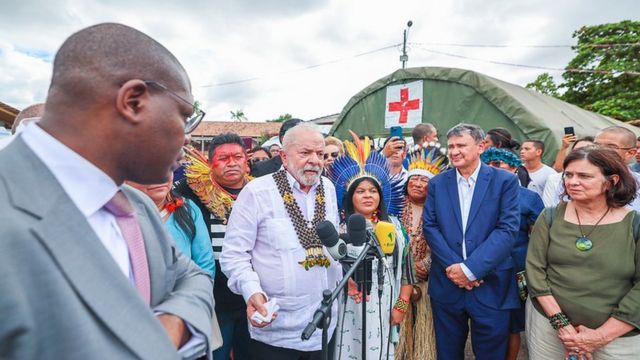 Lula faz pronunciamento ao lado da comitiva de ministros e de lideranças indígenas