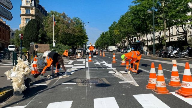 Trabajadores pintan nuevas ciclovías