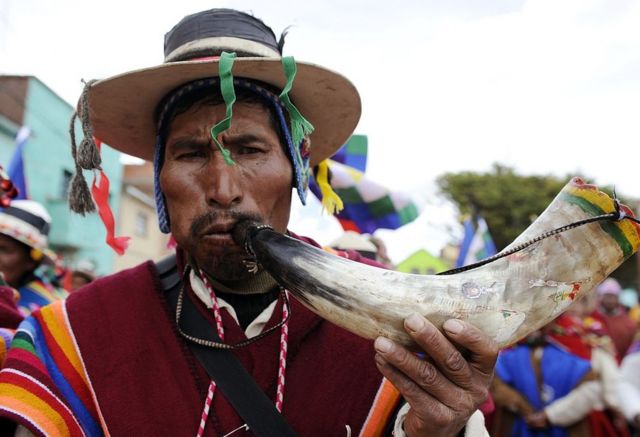 Un nativo aymara toca un cuerno durante un desfile después de una ceremonia ritual para el presidente boliviano reelegido Evo Morales, a lo largo de las calles de Tiwanaku, en 2015.