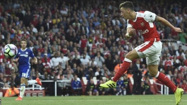 Lokacin da Ozil ke kwarara kwallo a ragar Chelsea kenan