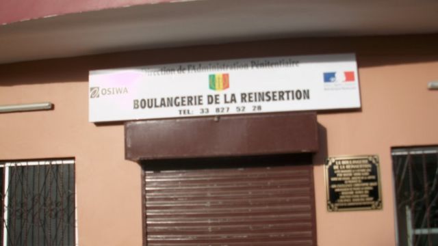 La "Boulangerie de la réinsertion" livre du pain à quelque 5 000 détenus et aux riverains de la prison de Liberté 6, à Dakar.