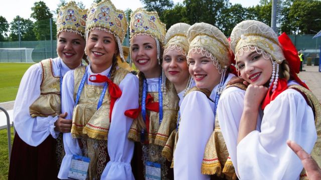mulheres russas com trajes típicos