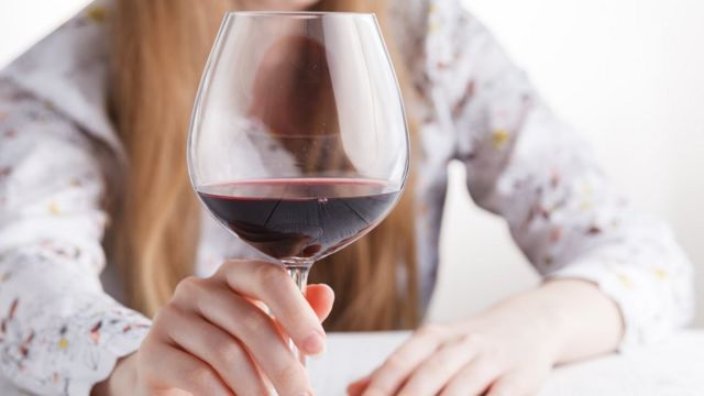 Consumo de álcool aumenta risco de câncer mesmo em moderação, aponta estudo