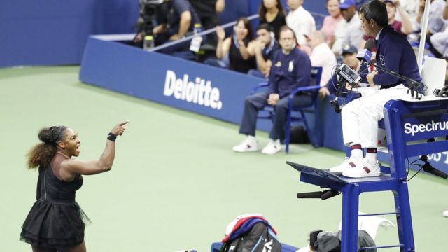 Serena Williams argues with umpire