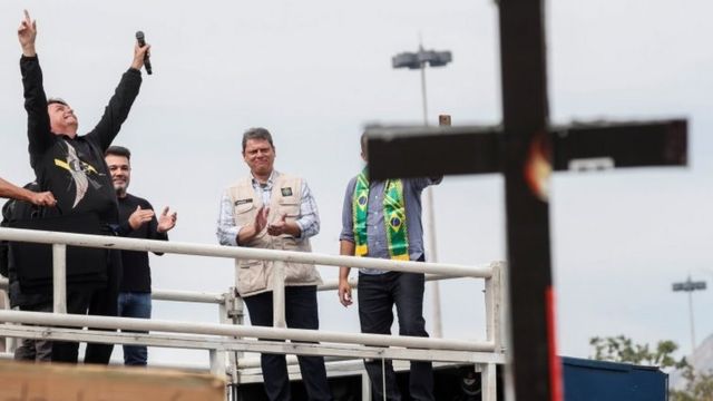 Bolsonaro celebra em ato a favor do presidente