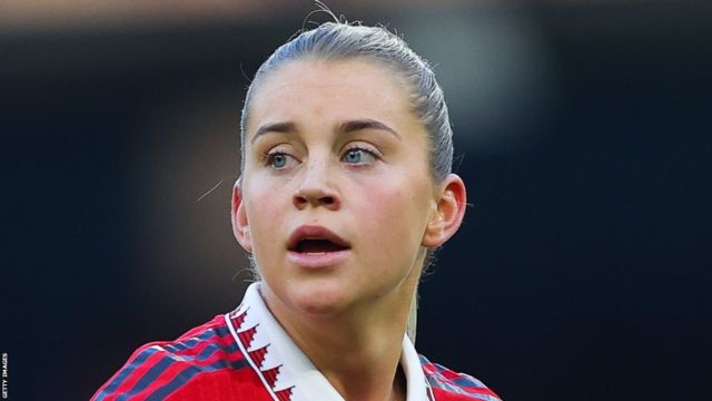 Alessia Russo: Manchester United forward withdraws from England squad with  'small injury' - BBC Sport