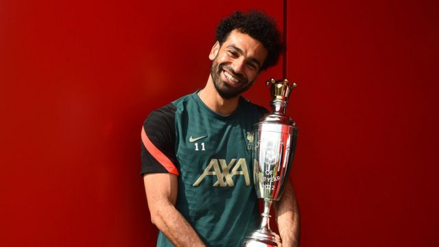 محمد صلاح يحمل جائزة أفضل لاعب في الدوري الإنجليزي الممتاز