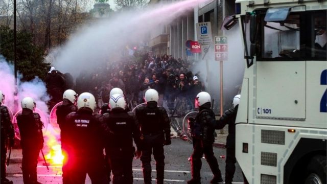 La policía lanzando cañones de agua contra los manifestantes.
