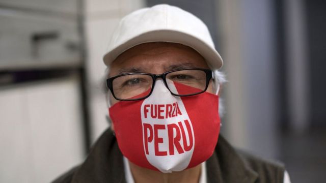 Hombre con una mascarilla que dice Fuerza Peru