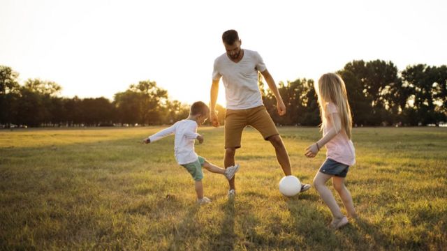 Familia jugando futbol