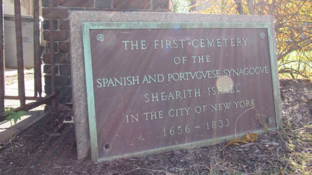 De plaquette die het eerste Joodse graf van New York bedekt