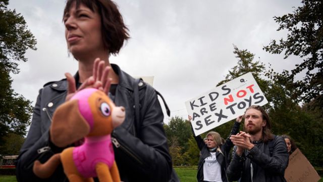 Foto de arquivo de um protesto em setembro em Haia, na Holanda, contra a legalização de um partido que defende o sexo legal com crianças menores de 12 anos.