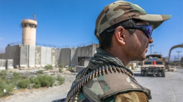 القوات الأفغانية في قاعدة باغرام الجوية