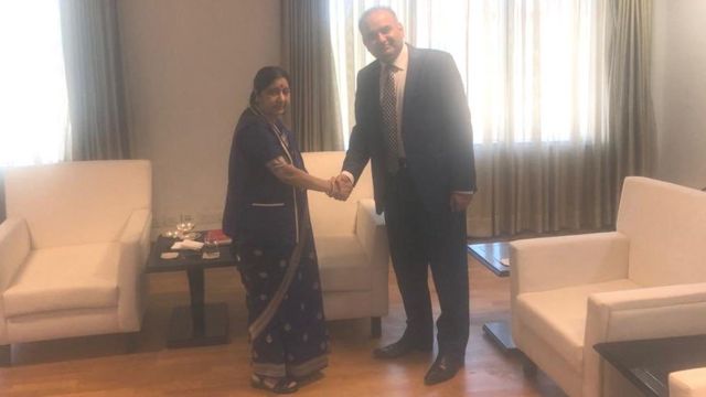 भारतीय विदेश मंत्री सुषमा स्वराज से मिलते पाकिस्तानी सांसद रमेश कुमार वंकवानी