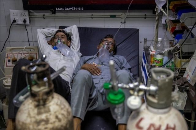 Pacientes com coronavírus recebem tratamento na enfermaria de vítimas do hospital Lok Nayak Jai Prakash em Nova Delhi