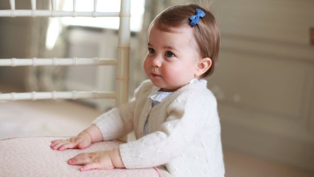 シャーロット英王女、1歳に 写真公表 - BBCニュース