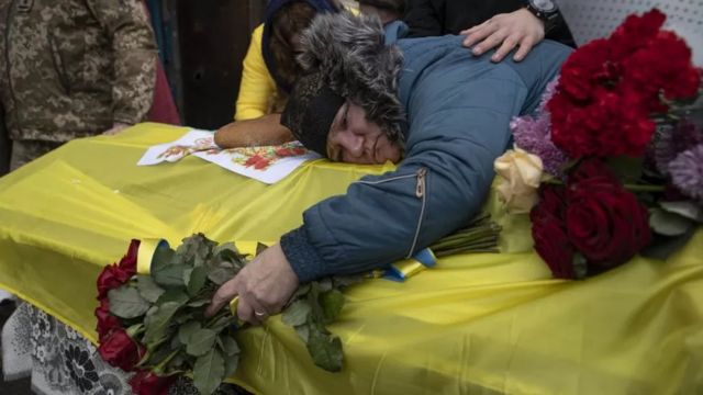 یوکرائنی جنگجو کی لاش کو الوداع