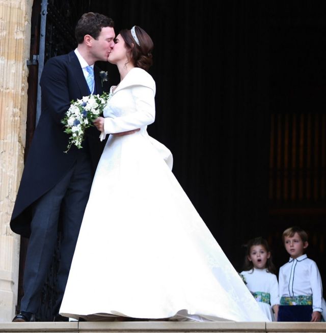 英国女王伊丽莎白二世的孙女尤金妮公主(Princess Eugenie)与杰克·布鲁克班克(Jack Brooksbank)婚礼在温莎城堡举行。
