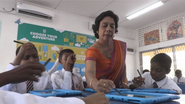 පාසල් සිසුන් ටැබ් පරිගණකයෙන් වැඩ අරඹයි