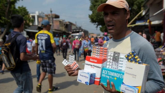 Un hombre vende medicamentos en la calle en América Latina