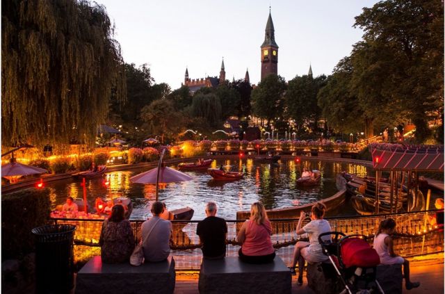 遊樂場蒂沃利花園（Tivoli Gardens）在大流行期間變成了臨時幼兒園