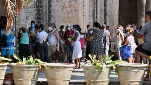 Gente haciendo cola para comprar comida en La Habana.