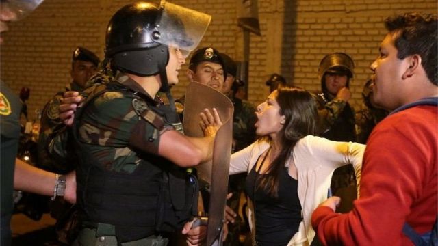 بيرو: تجدد الاشتباكات بين قوات الأمن ومتظاهرين بعد العفو عن الرئيس السابق