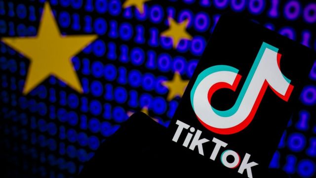 El logo de TikTok frente a la bandera de la UE.