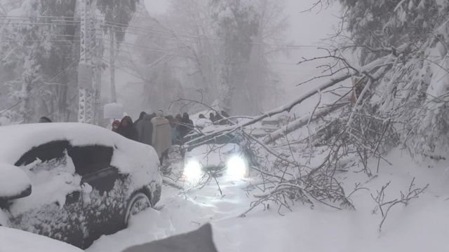 مری میں برف باری