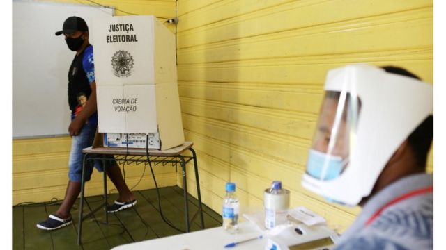 Homem vota na Comunidade Lago Catalão no Rio Negro (Amazonas)