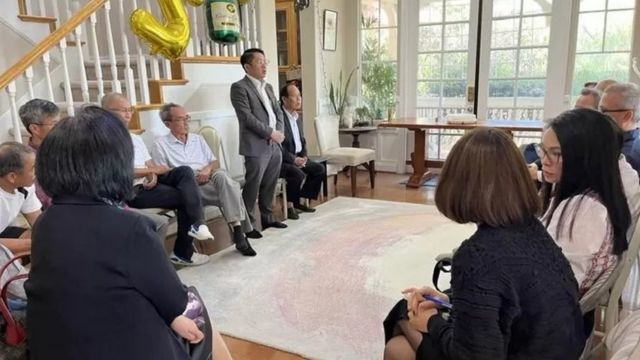 Ông Ngô Trịnh Hà, Phó chủ nhiệm Ủy ban nhà nước về người Việt Nam ở nước ngoài, phát biểu trước nhóm khách TS Nguyễn Hữu Liêm mời tới nhà ở San Jose